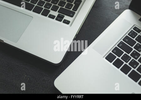 Zwei Laptops auf modernen Schreibtisch aus Holz Stockfoto