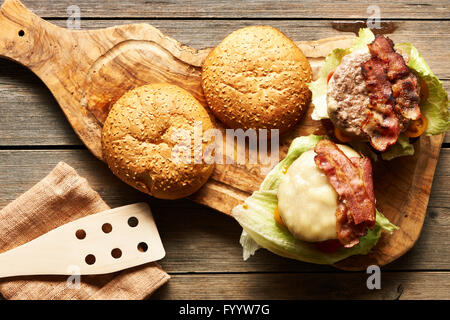 Hausgemachter Cheeseburger auf Holztisch Stockfoto