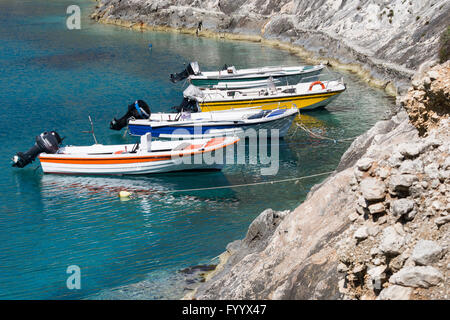 4 Boote vertäut am Porto Vromi in Zakynthos Stockfoto