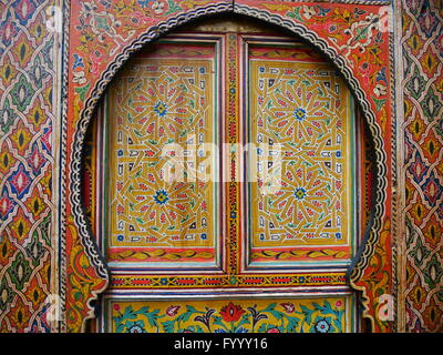 Traditionell, aufwendig gemusterte, bunt bemalten Tür in Fez, done Muster sind Blumen in rot, gelb, blau, grün Stockfoto