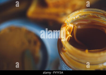Offenen Glas Erdnussbutter Stockfoto