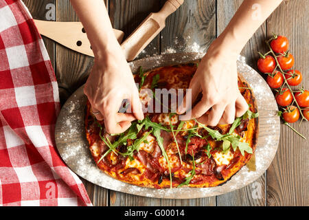 Hausgemachte Pizza auf Holztisch Stockfoto
