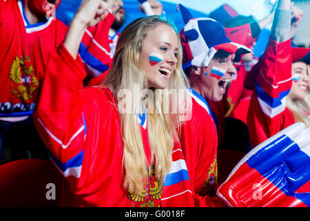 Lächelnde Frau im Stadion Stockfoto