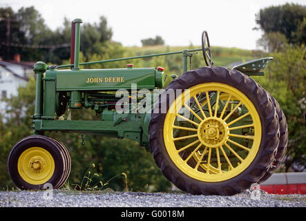 Minze Zustand antike John Deere Traktor auf zentralen Pennsylvania farm Stockfoto