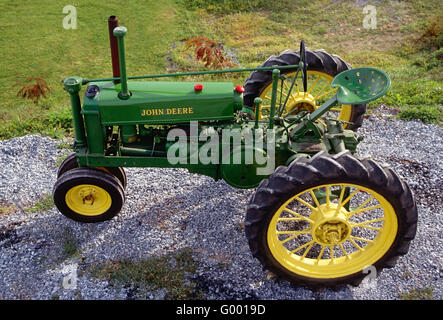 Minze Zustand antike John Deere Traktor auf zentralen Pennsylvania farm Stockfoto