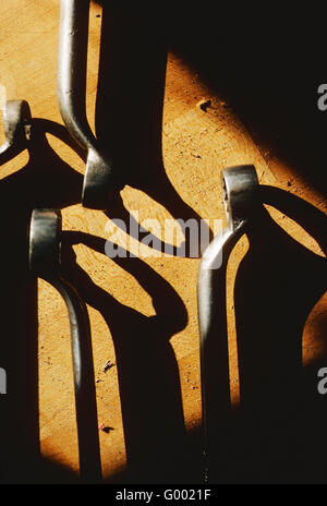 Grafischen Nahaufnahme von automotive Schraubenschlüssel auf einer Werkbank aus Holz shop Stockfoto