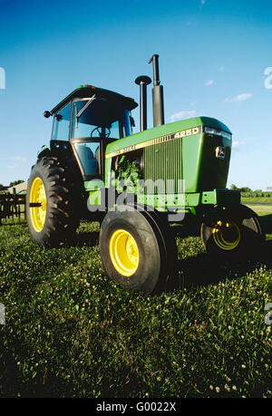 Modernes Modell 4250 John Deere Traktor auf zentralen Pennsylvania farm Stockfoto