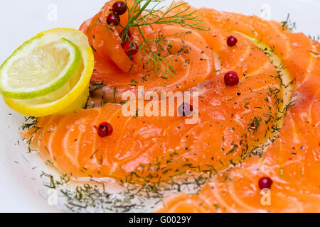 Lachs-Carpaccio mit rosa Pfeffer Stockfoto