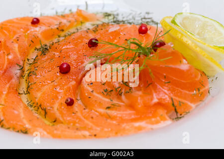 Lachs-Carpaccio mit rosa Pfeffer Stockfoto