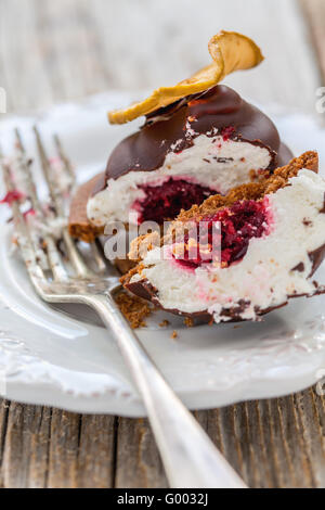 Torte mit Marshmallows und Schokolade. Stockfoto