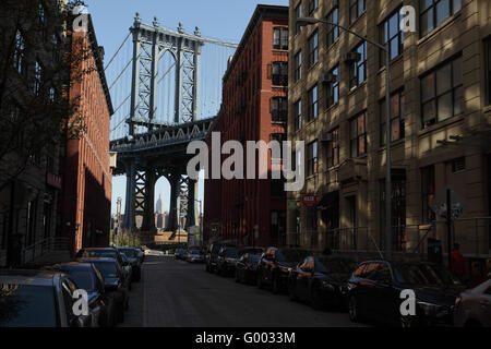 Blick in Richtung Manhattan Washington Street in DUMBO, Brooklyn, als die Sonne im Osten aufgeht Stockfoto