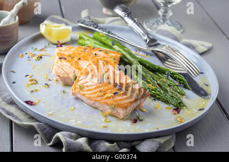 Lachsfilet mit grünem Spargel Stockfoto