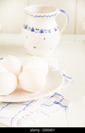 Rohe Eiern liegen auf einem Teller Stockfoto