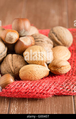 Walnüsse, Haselnüsse, Mandeln und Pekannüsse Stockfoto