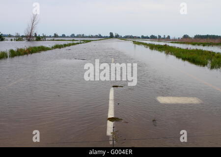 Autobahn im mittleren Westen bedeckt mit Hochwasser Stockfoto