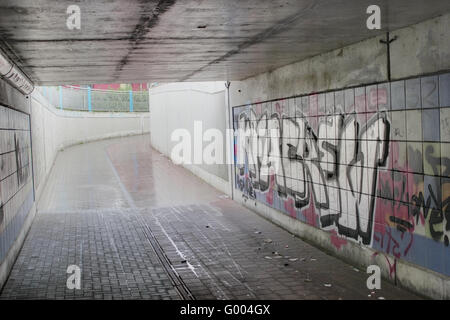 Unterführung mit Graffiti und Müll unter einer Eisenbahn in Greifswald, Mecklenburg-Vorpommern, Deutschland. Bild wurde erstellt mit Stockfoto