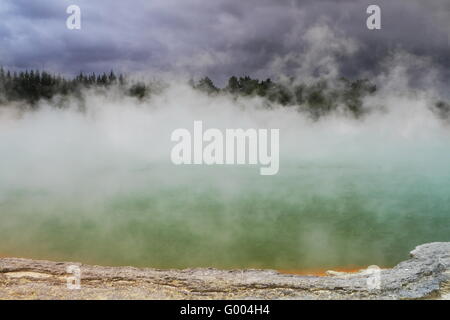 Schöne vulkanische Thermalquelle in Rotorua Stockfoto