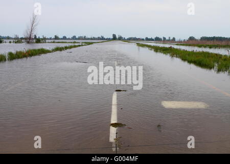 Autobahn im mittleren Westen bedeckt mit Hochwasser Stockfoto