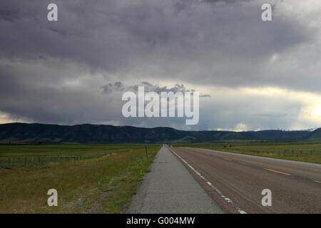 Schönen wolkenverhangenen Himmel in der Prärie Stockfoto