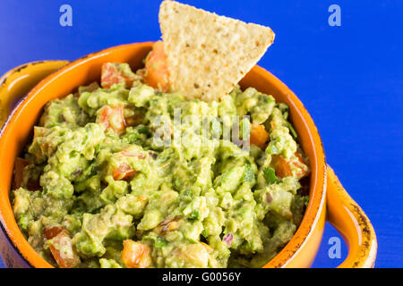 Frische hausgemachte Quacamole in die Schüssel. Stockfoto