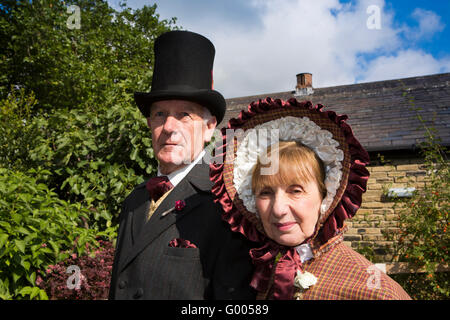 Großbritannien, England, Yorkshire, Calderdale, Hebden Bridge, Anthony und Yvonne Pooley im edwardianischen und viktorianischen Kostüm Stockfoto