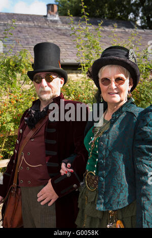 Großbritannien, England, Yorkshire, Calderdale, Hebden Bridge, Ambrosius und Maggie Anderson im viktorianischen Kostüm Stockfoto