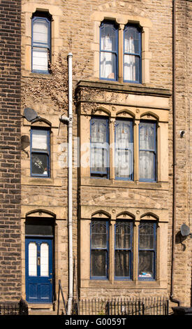 Großbritannien, England, Yorkshire, Calderdale, Hebden Bridge, Hangingroyd Road, große Stein erbaute Haus im Stadtzentrum Stockfoto