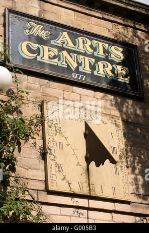 Großbritannien, England, Yorkshire, Calderdale, Hebden Bridge, Market Street, 1835 Sonnenuhr am 1777 Kunstzentrum Gebäude Stockfoto