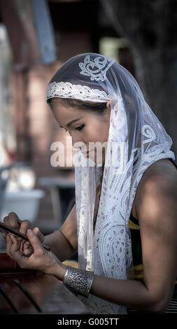 Asiatische Schönheit. Frau trägt einen weißen Schleier. Thailand S. E. Asien. Asiatische Schönheit Stockfoto
