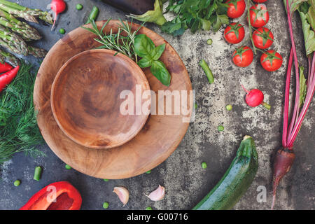 Gesunde Ernte von frischem Gemüse. Stilleben mit verschiedenen Gemüse und Platte. Draufsicht, getönten Jahrgang Bild, Leerzeichen Stockfoto