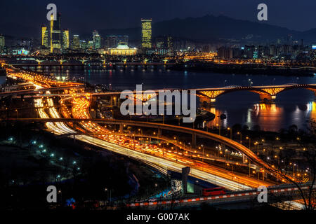 Nachtverkehr über Han-Fluss in seoul Stockfoto