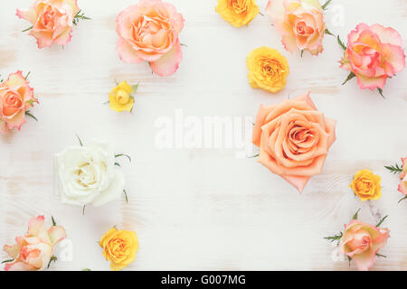 Rose Blume Hintergrund. Natürliche Rosenblüten auf rustikalen Hintergrund mit Platz für Text in der Mitte. Ansicht von oben, Jahrgang getönt Stockfoto