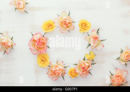 Frische Rosen Kranz. Schöne Rosen Kranz auf einem rustikalen Holzoberfläche. Draufsicht, getönten Jahrgang Bild, Leerzeichen Stockfoto