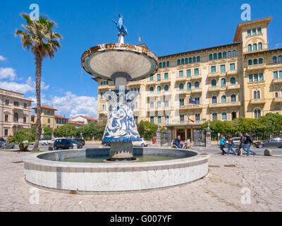 Viareggio-Stadt, mit Grandhotel und berühmten Brunnen von Beppe Domenici. Urlaubsziel. Nördliche Toskana, an der Küste. Stockfoto