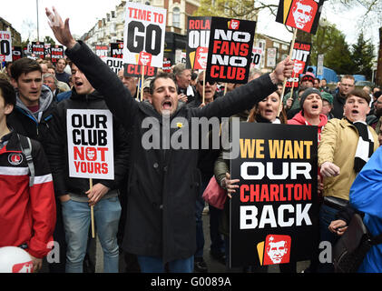 Charlton und Brighton-Fans protestieren gegen Charlton Besitzer vor dem Himmel Bet Championship Match zwischen Charlton Athletic und Brighton und Hove Albion in The Valley Boden in London, 23. April 2016 Stockfoto