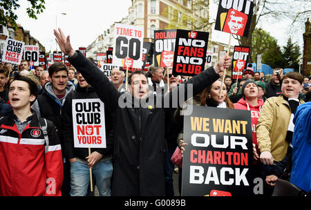 Charlton und Brighton-Fans protestieren gegen Charlton Besitzer vor dem Himmel Bet Championship Match zwischen Charlton Athletic und Brighton und Hove Albion in The Valley Boden in London, 23. April 2016 Stockfoto