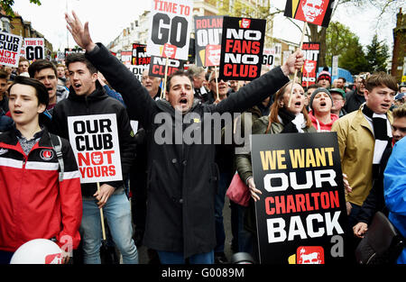 Charlton und Brighton-Fans protestieren gegen Charlton Besitzer vor dem Himmel Bet Championship Match zwischen Charlton Athletic und Brighton und Hove Albion in The Valley Boden in London, 23. April 2016 Stockfoto