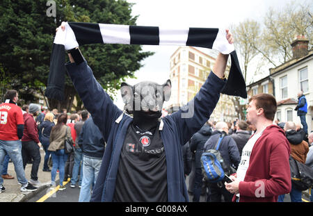 Charlton und Brighton-Fans protestieren gegen Charlton Besitzer vor dem Himmel Bet Championship Match zwischen Charlton Athletic und Brighton und Hove Albion in The Valley Boden in London, 23. April 2016 Stockfoto