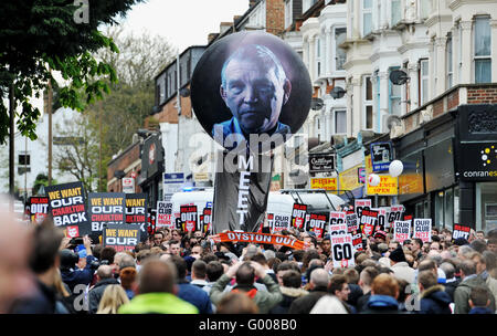 Charlton-Fans protestieren gegen den Club-Besitzer vor dem Himmel Bet Championship Match zwischen Charlton Athletic und Brighton und Hove Albion in The Valley Boden in London zu fotografieren, genommen von Simon Dack 23. April 2016 Stockfoto