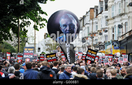 Charlton-Fans protestieren gegen den Club-Besitzer vor dem Himmel Bet Championship Match zwischen Charlton Athletic und Brighton und Hove Albion in The Valley Boden in London zu fotografieren, genommen von Simon Dack 23. April 2016 Stockfoto