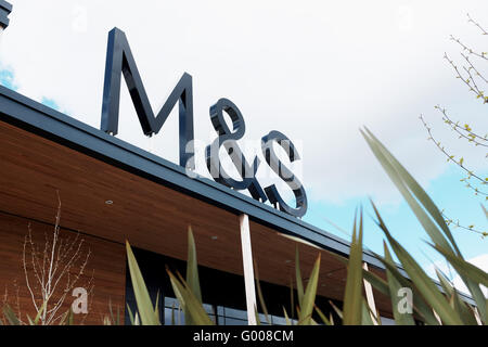 Die neue M & S Marks & Spencer Kaufhaus und Lebensmittel Hallen in Charlton South East London UK Stockfoto