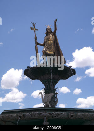 Brunnen mit Statue von Pachacútec Inca Yupanqui oder Pachacutec Cusco Peru Stockfoto