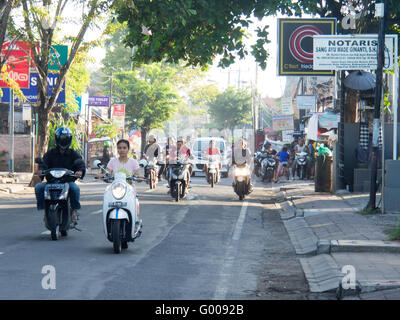 Schwerverkehr für Roller und Motorräder auf den Straßen von Bali. Stockfoto