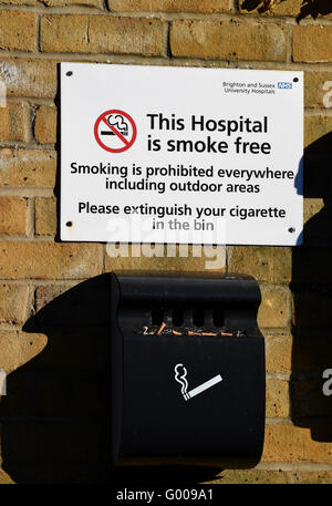 Royal Sussex County Hospital RSCH Brighton dieses Krankenhaus ist rauchfrei Zeichen auf Außenwand UK Stockfoto