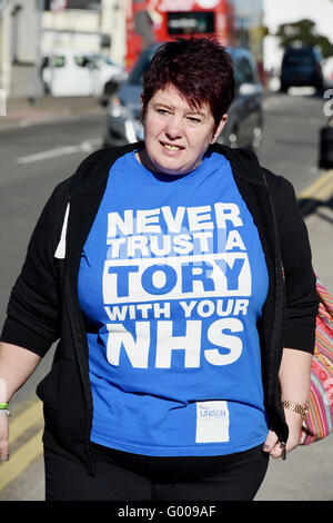 Frau trägt eine Traue niemals ein Tory mit Your NHS-Hemd auf Junior Ärzte streiken in Brighton UK Stockfoto