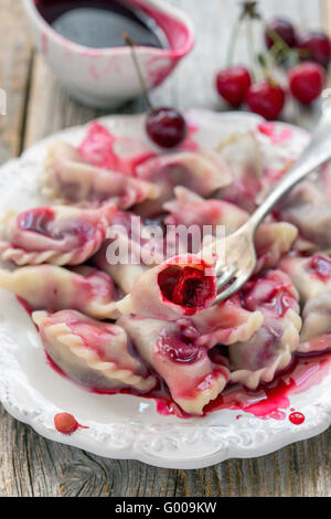 Platte mit Kirsche Knödel und roter Soße. Stockfoto