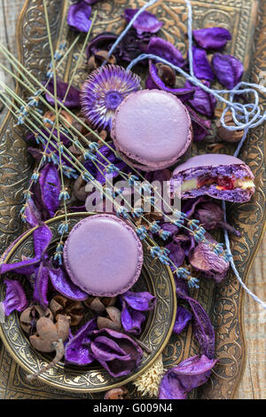 Macarons und Lavendel. Stockfoto