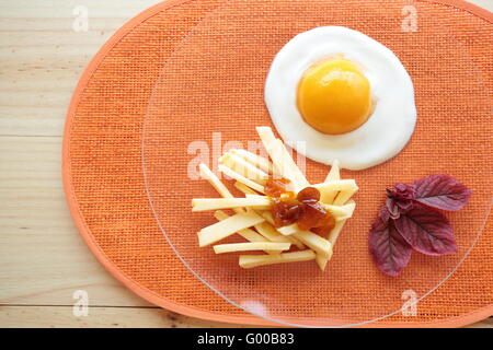 Nachahmung Ei Chips gemacht mit Früchten und Sahne Stockfoto