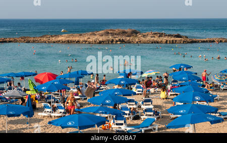 Touristen am Feigenbaum berühmten Bucht Strand von Protaras Zypern Bereich entspannen und genießen ihren Sommerurlaub Stockfoto