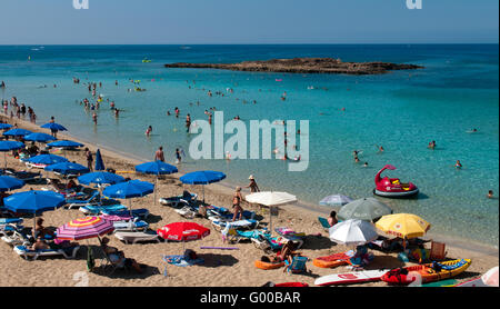 Touristen am Feigenbaum berühmten Bucht Strand von Protaras Zypern Bereich entspannen und genießen ihren Sommerurlaub Stockfoto